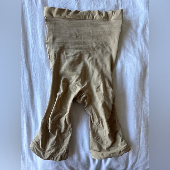 SKIMS Seamless Sculpt High Waist Above the Knee Short Shapewear - Picture 7 of 10